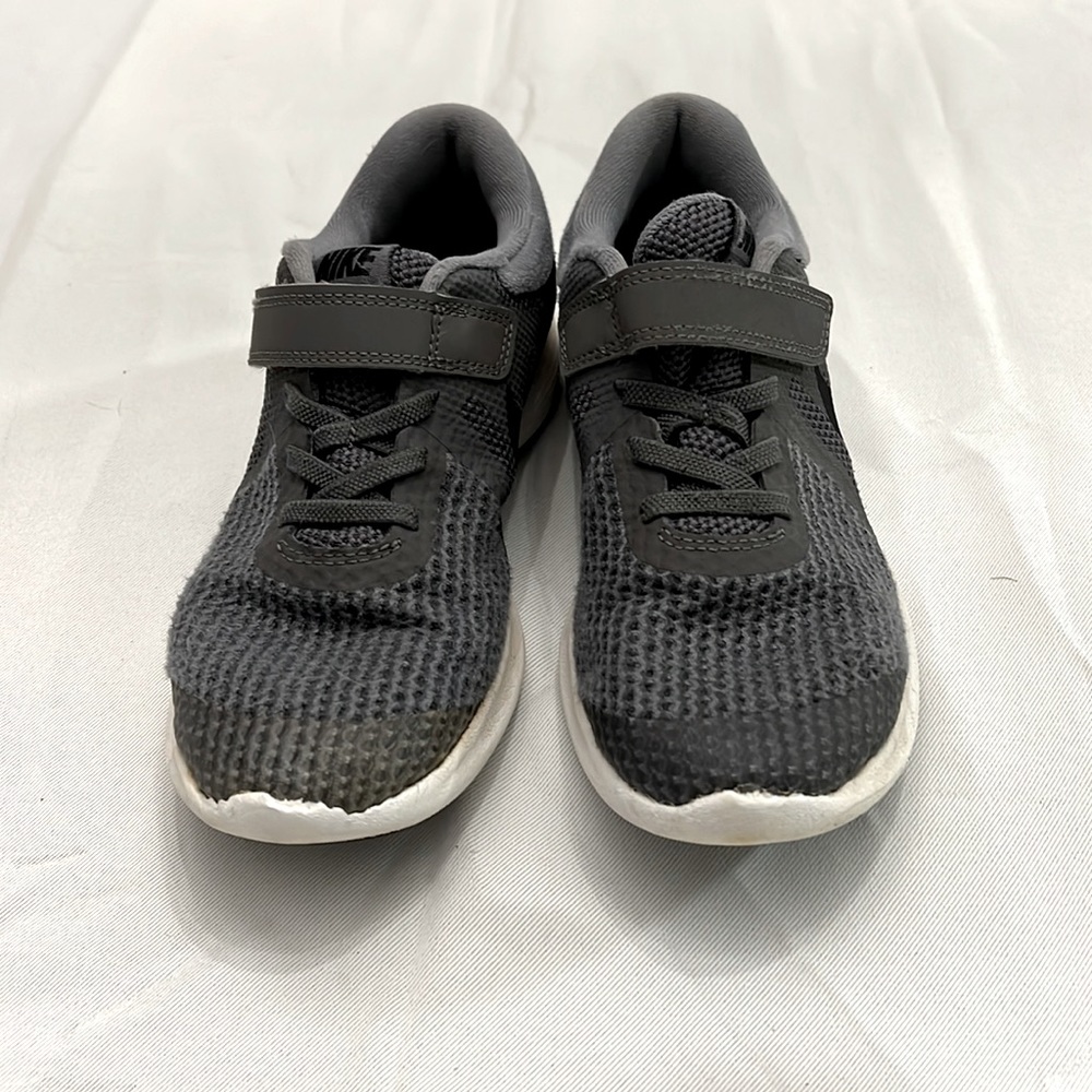 Boys size 3Y gray Nike sneakers